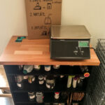 Systém samoobsluhy v bezobalové prodejně je jednoduchý. Po vstupu zvážíte své nádoby...