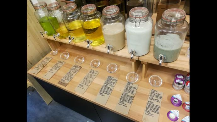 V nové bezobalové prodejně jen kousek od metra Hradčanská ale pořídíte i drogerii nebo kosmetiku.