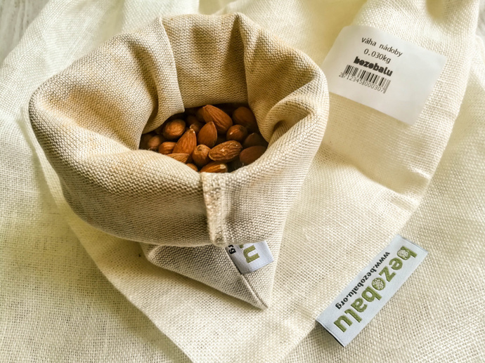 My jsme si nádoby přinesli vlastní, látkové pytlíky, skleněné dózy či ubrousky s včelím voskem na uchování potravin ale pořídíte i přímo v obchodě.