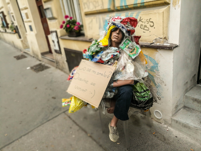 Nezisková organizace Bezobalu upozorňuje na problematiku obalů a odpadků celkově. Podle ředitele Petra Hanzela tvoří obaly polovinu komunálního odpadu. Nelze je efektivně recyklovat, a tak končí na skládkách či v oceánech.