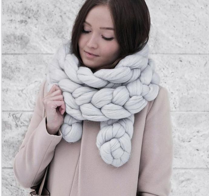 NÁVOD: Tuto heboučkou šálu upletete do hodiny. Na prstech!