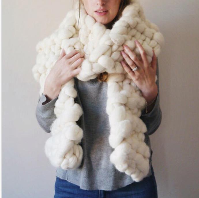 NÁVOD: Tuto heboučkou šálu upletete do hodiny. Na prstech!