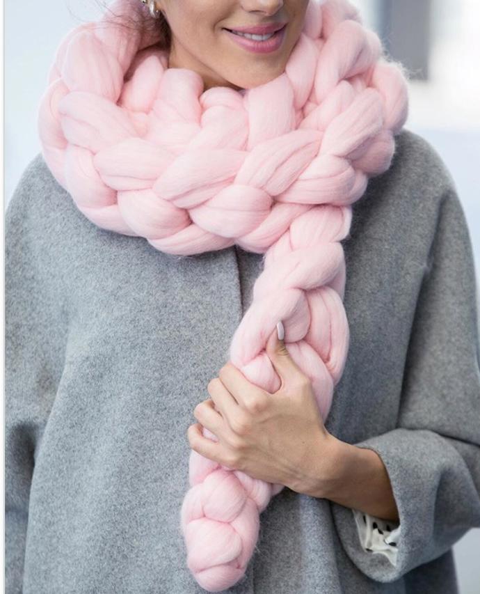NÁVOD: Tuto heboučkou šálu upletete do hodiny. Na prstech!