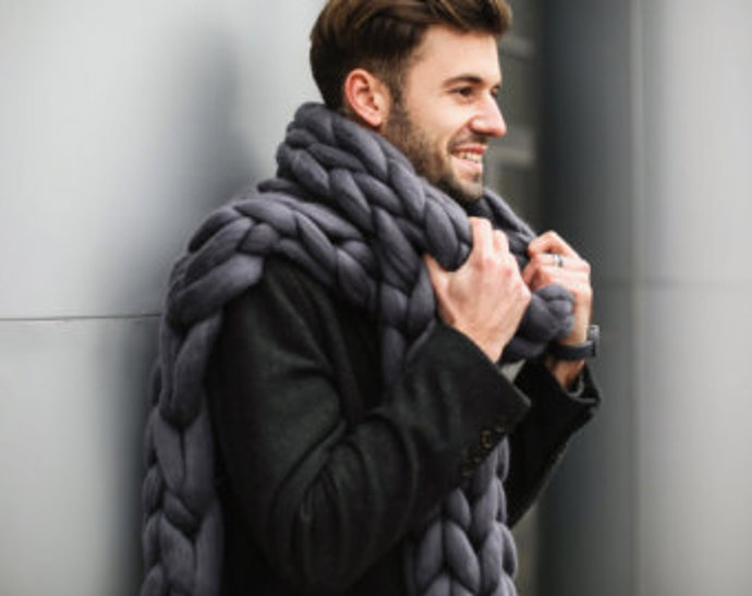 NÁVOD: Tuto heboučkou šálu upletete do hodiny. Na prstech!