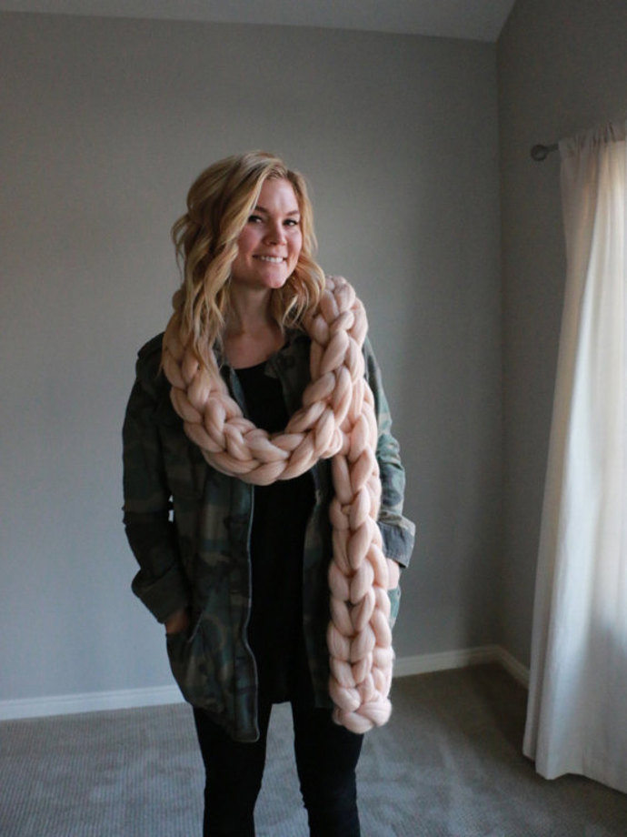 NÁVOD: Tuto heboučkou šálu upletete do hodiny. Na prstech!