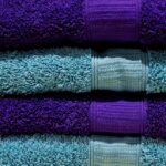 4. Nadýchané a savé ručníky… zajistí navlhčené ubrousky určené speciálně do sušičky. Pokud vám ale zrovna došly a máte ve spíži alobal, nemusíte se vzdávat komfortu. Alobalová kulička se nejen postará o kvalitu vypraných ručníků, ale zároveň odvede i statickou elektřinu. Co víc – můžete ji používat opakovaně.