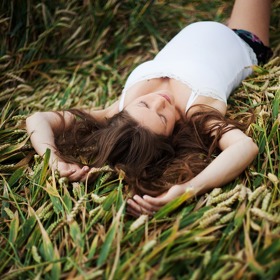 5. Žluté/šedé skvrny v podpaží. Bílé triko s touto nedokonalostí často putuje do koše. Přitom zbytečně! Ještě než se s oblíbeným kouskem rozloučíte, ujistěte se, že jste zkusili opravdu všechno – i jedlou sodu s citronem. Mix těchto dvou přísad aplikujte na skvrnu a nechte hodinu působit. Vyperte jako obvykle.