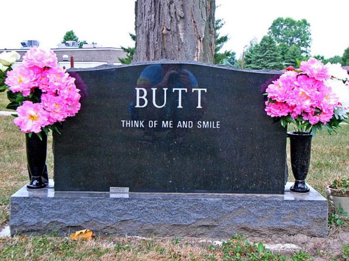 8. Majitel tohoto jména jen těžko mohl odolat vtípku. „Butt“ totiž znamená v překladu „zadek“. „Mysli na mě a usmívej se,“ napsal si pod své jméno.
