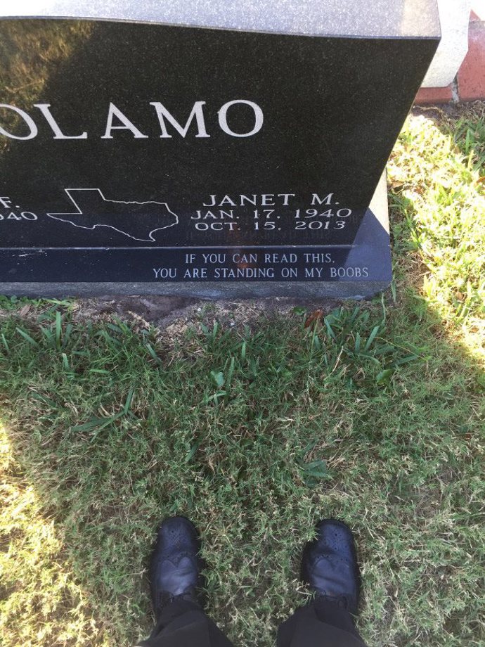 14. „Pokud tohle čteš, právě stojíš na mých prsou.“