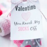 Chytře zabalené originální ponožky.