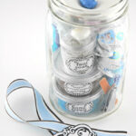 Sklenice plná kosmetiky v cestovním balení.