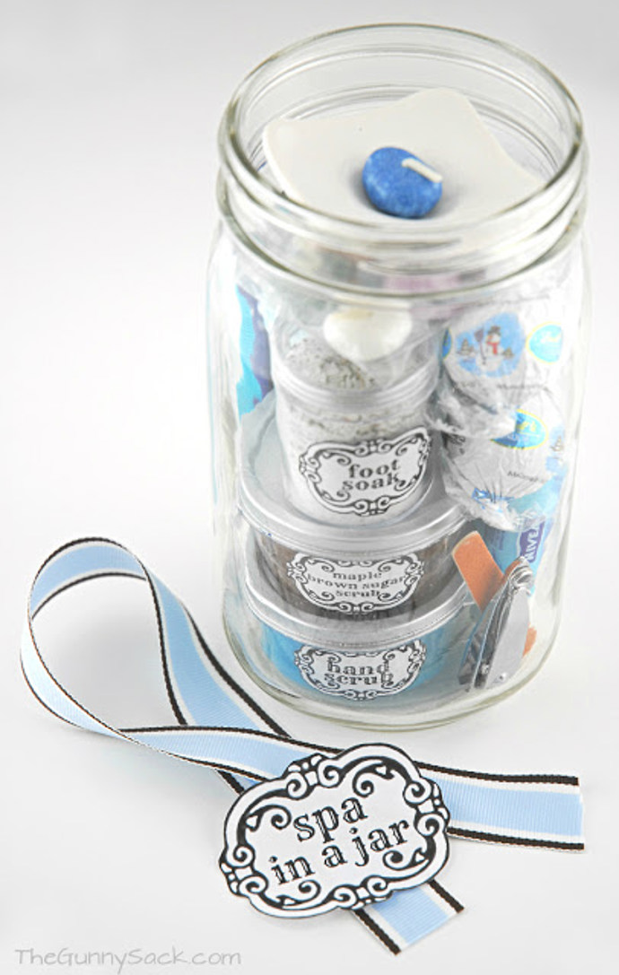 Sklenice plná kosmetiky v cestovním balení.