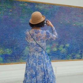 Jako by vypadli z obrazu, na který se dívají. Rakouský fotograf je mistrem správného načasování