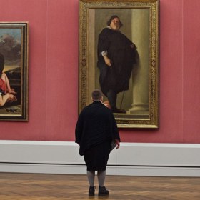 Jako by vypadli z obrazu, na který se dívají. Rakouský fotograf je mistrem správného načasování