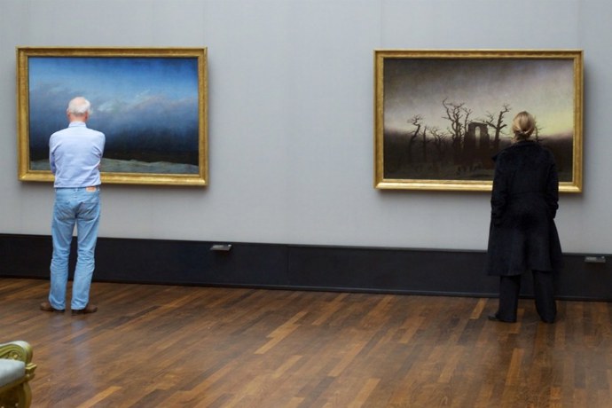 Jako by vypadli z obrazu, na který se dívají. Rakouský fotograf je mistrem správného načasování