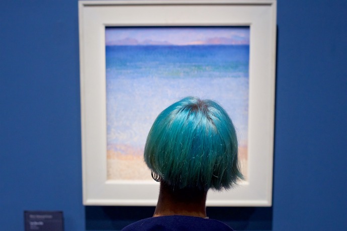 Jako by vypadli z obrazu, na který se dívají. Rakouský fotograf je mistrem správného načasování