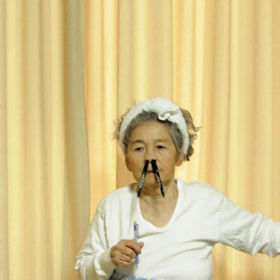 Nechá se srazit autem. A je u toho vysmátá na celé kolo! Selfíčka japonské babičky (89) dobývají svět