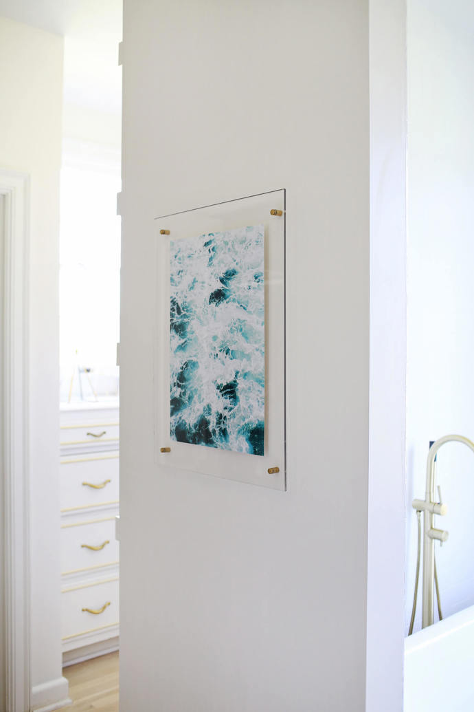 20. Za sklem na stěně, aby „levitovaly“ ve vzduchu.