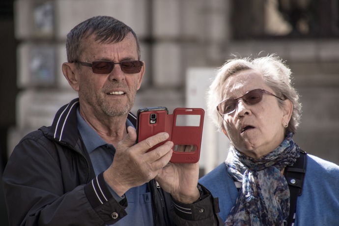 Lidé s Alzheimerovou chorobou časem ztrácejí schopnost dříve běžných činností. Například zapomenou, k čemu je telefon a jak se ovládá. Mezi projevy patří i nesmyslné zakládání věcí na nesprávná místa, neschopnost se správně obléct či si vzpomenout si v určité chvíli na činnost, kterou děláme a proč ji děláme. 