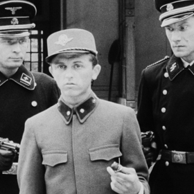 V průběhu filmu Hrma dospívá v hrdinu, který zlikviduje německý vlak s municí