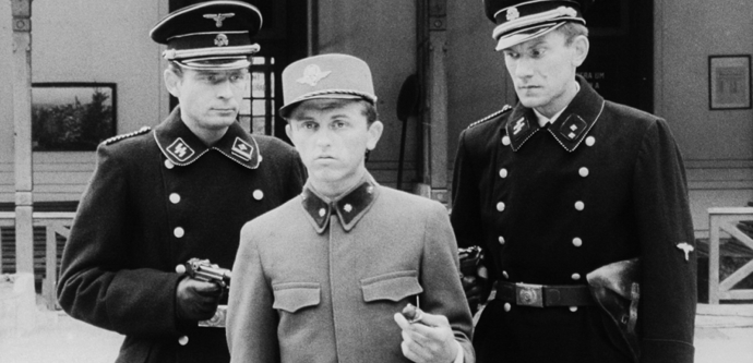 V průběhu filmu Hrma dospívá v hrdinu, který zlikviduje německý vlak s municí