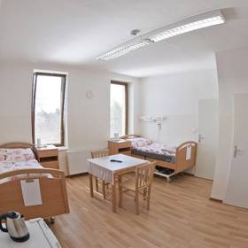 Takhle jsou vybavené pokoje v sanatoriu, kde Jiří trávil poslední dny.