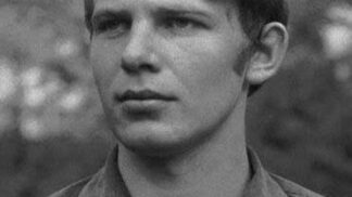 Zajíc se rád toulal přírodou.