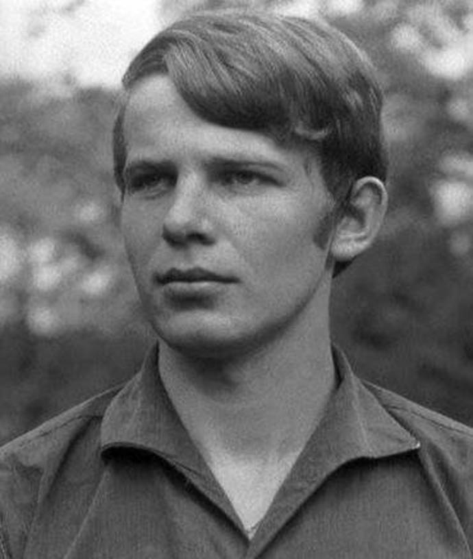 Zajíc se rád toulal přírodou.