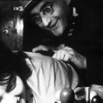 Legendární se stala zejména scéna, kdy Josef Sommer coby výpravčí Hubička razítkuje zadeček Zdeničce Svaté