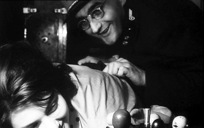 Legendární se stala zejména scéna, kdy Josef Sommer coby výpravčí Hubička razítkuje zadeček Zdeničce Svaté