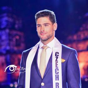 Kmoníček reprezentoval Českou republiku na světové soutěži krásy Mistr International.