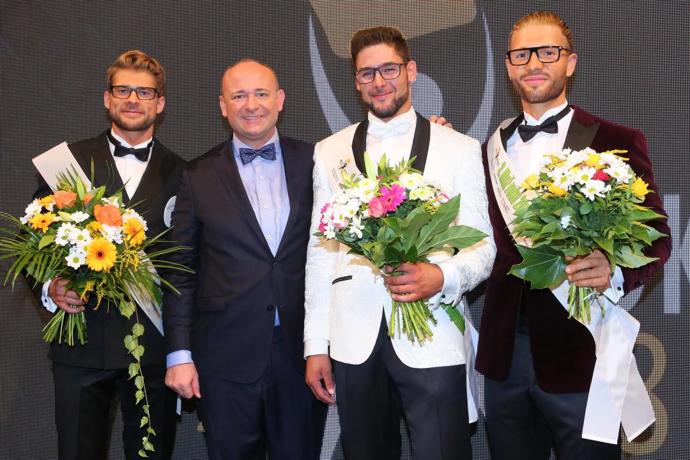 Organizátor soutěže David Novotný s vítězi z loňského roku.