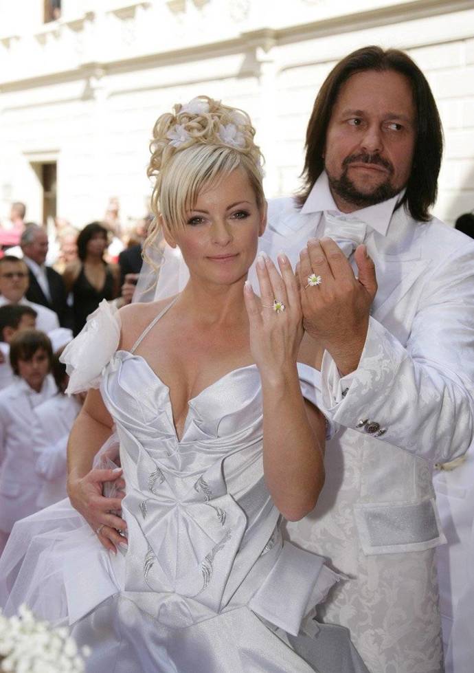 Pompézní svatba Ivety a Jirky a jejich prstýnky ze sedmikrásek.