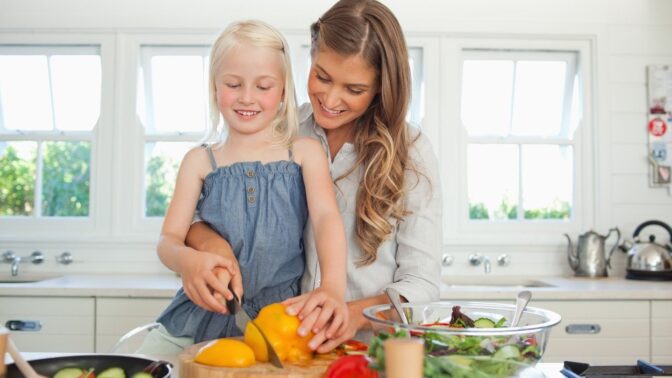 Děti v kuchyni: Jak z nich udělat plnohodnotné pomocníky?