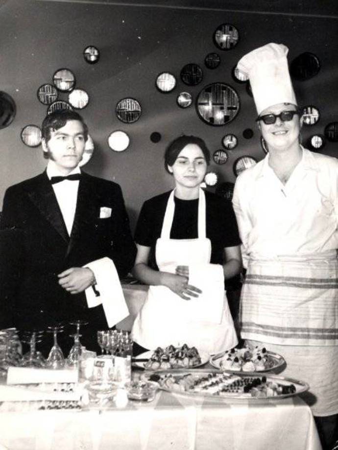 Číšníci a kuchař v lepší restauraci