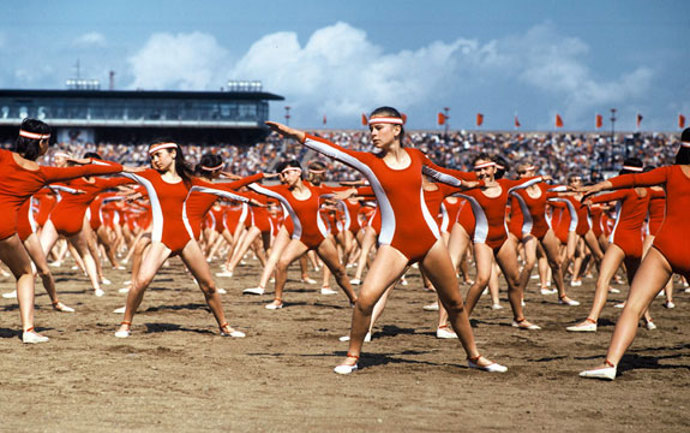 Cvičili muži, ženy i děti