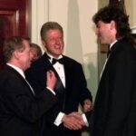 Jaromír Jágr v konverzaci s Václavem Havlem a Billem Clintonem.