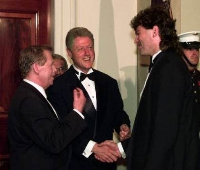 Jaromír Jágr v konverzaci s Václavem Havlem a Billem Clintonem.