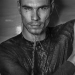 Junek umí podtrhnout mužskou krásu.