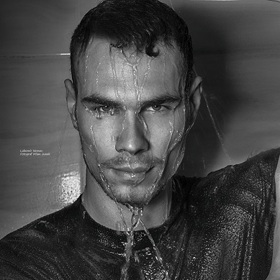 Junek umí podtrhnout mužskou krásu.