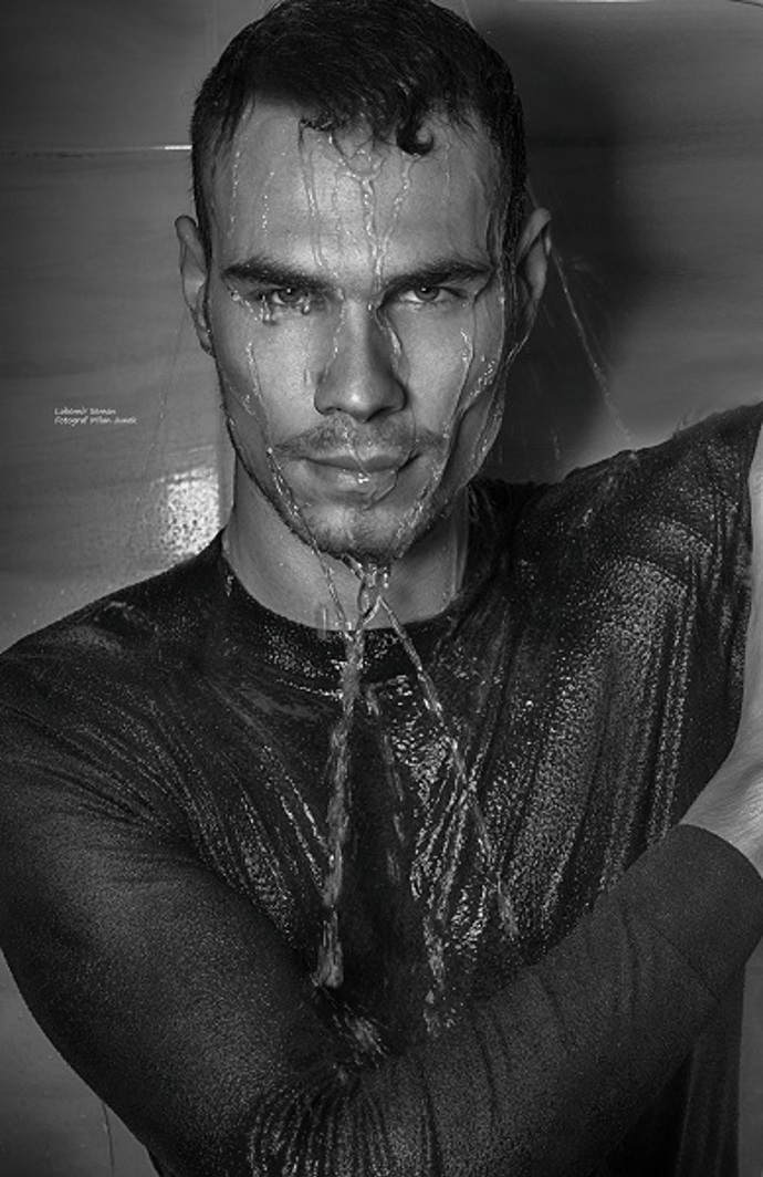 Junek umí podtrhnout mužskou krásu.