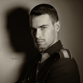 Muž mnoha tváří.