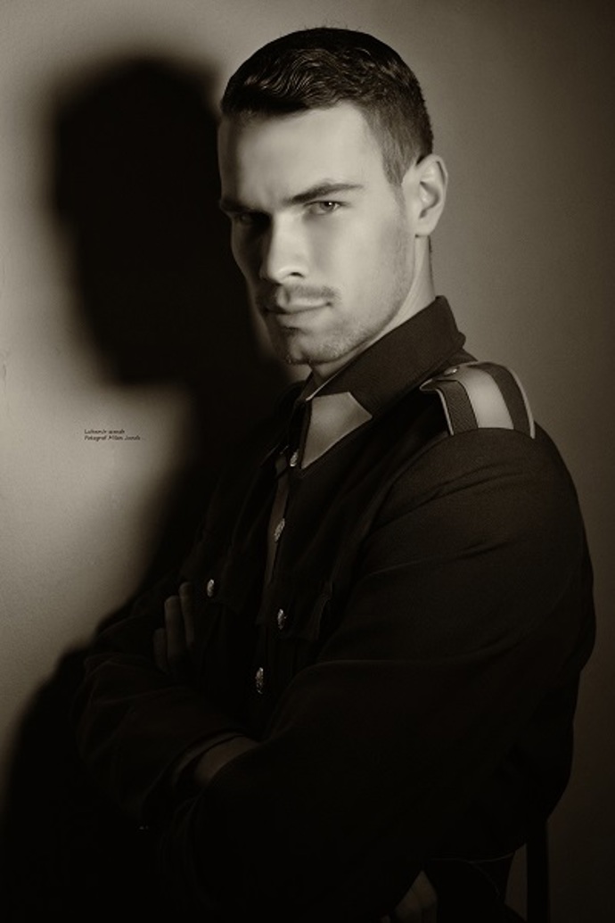 Muž mnoha tváří.