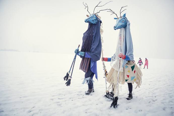 Snivý Modrý jelen s Laní a svou družinou se vynořil ze své legendy a říše v Tichém údolí.