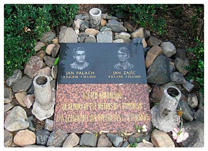 Pamětní deska Jana Palacha a Jana Zajíce.