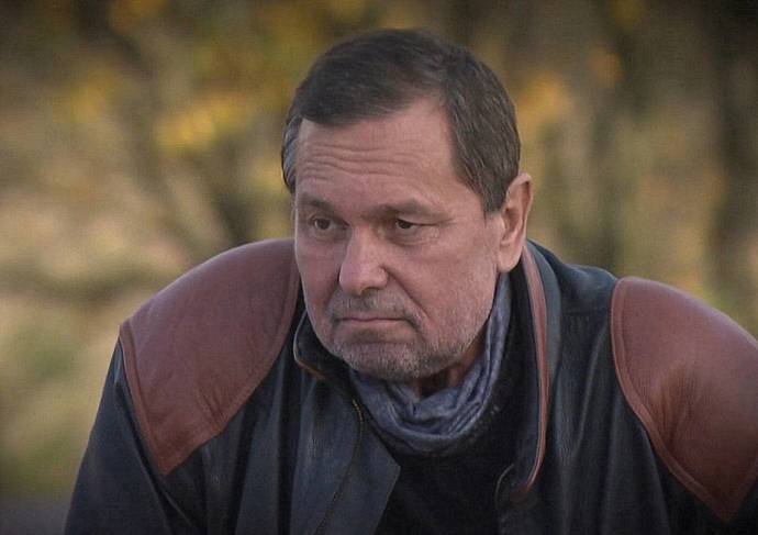 Ani po operaci hrtanu herec nepřestal pít.