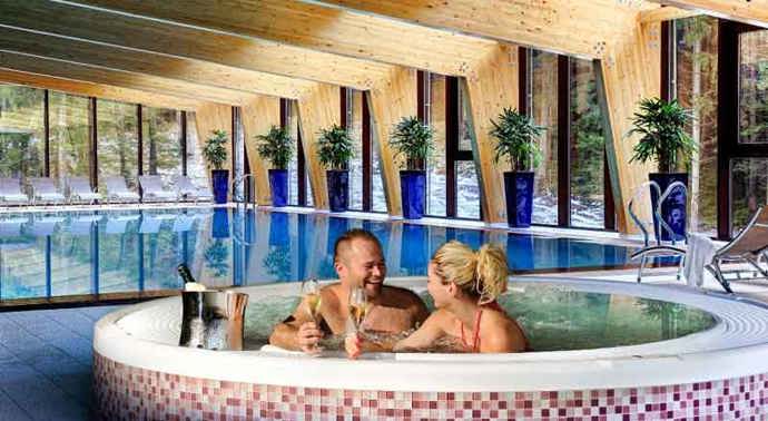 Hodinka vířivky ve dvou nebo wellness víkend navodí atmosféru svátečního večera.