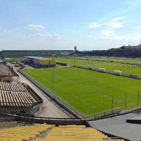 Dnes se na stadionu hraje fotbal.