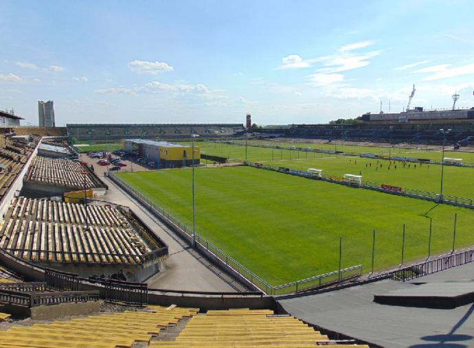 Dnes se na stadionu hraje fotbal.
