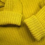 Aby vyprané svetry neztratily svůj původní tvar a jejich vlákna se tíhou vody nezpřetrhala, nikdy je nevěšte na šňůru nebo sušák, sušte je ve vodorovné poloze